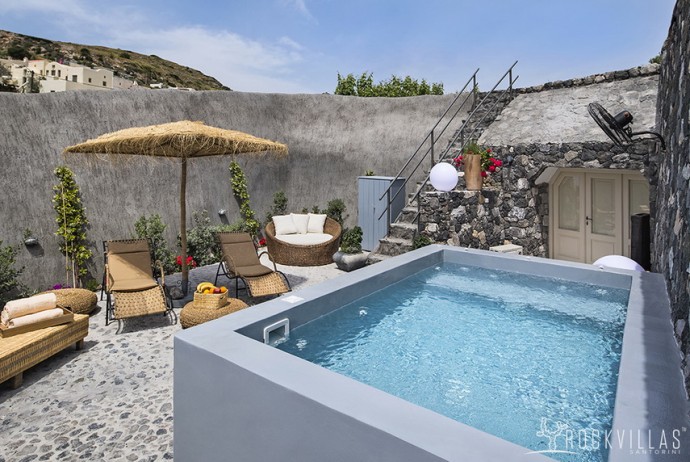 Мини-отель Rock Villas в городке Эмпорио на острове Санторини, Греция