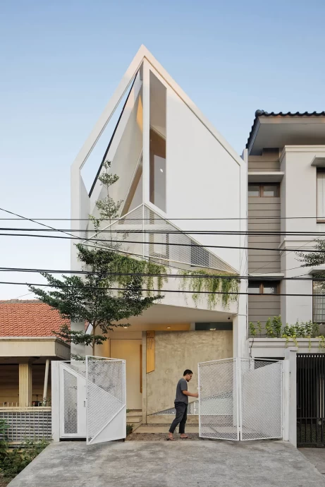 Узкий дом на участке шириной всего 5.5 м2 в Джакарте, Индонезия
