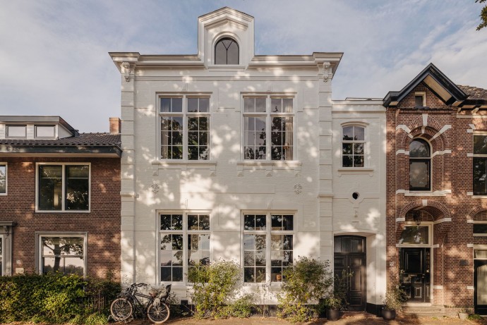 Бывшая школа 1886 года у канала в Амстердаме, превращённая в жилой дом