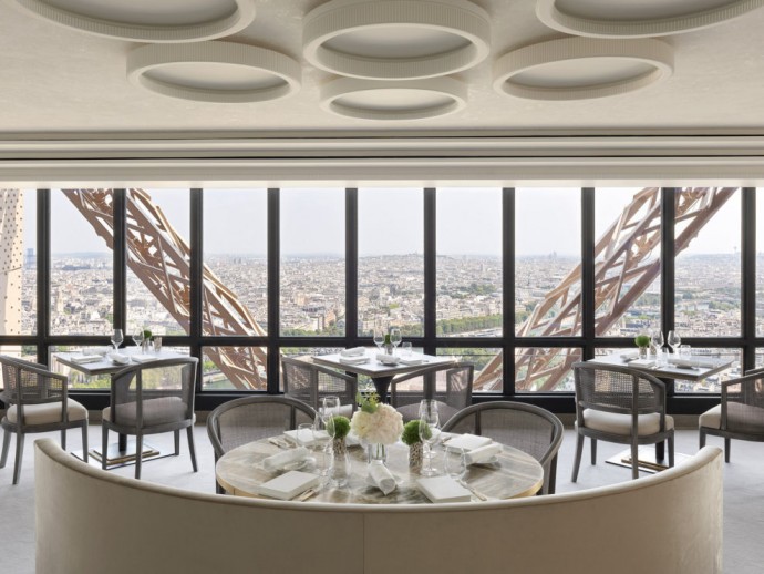 Ресторан Le Jules Verne на втором этаже Эйфелевой башни в Париже