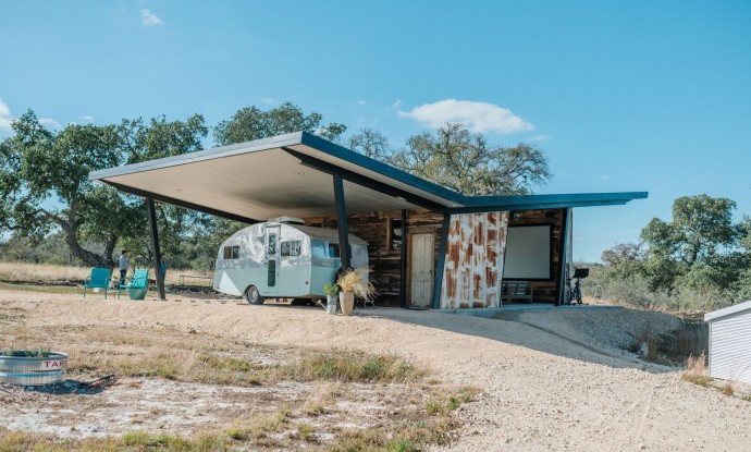 Bee Camp — дом, построенный из вторсырья американской компанией Reclaimed Space