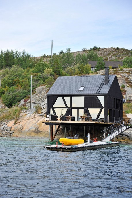 Современный дом на берегу моря в Норвегии