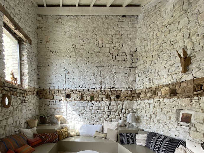 Обновлённый старинный каменный дом во французском департаменте Дром