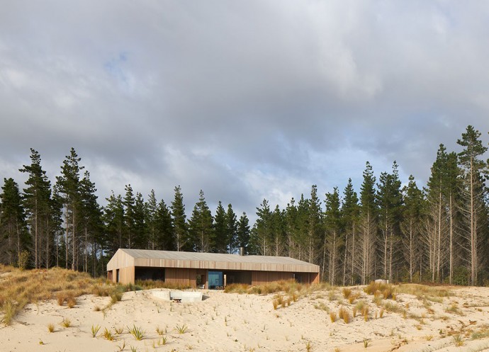 Современный деревянный дом в дюнах Новой Зеландии