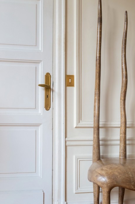 Парижская квартира, наполненная коллекцией произведений искусства и дизайнерской мебелью