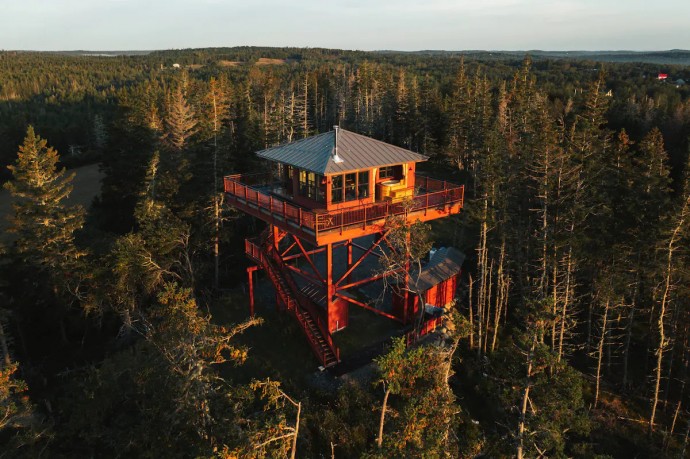 Дом на 9-метровых сваях в канадском лесу