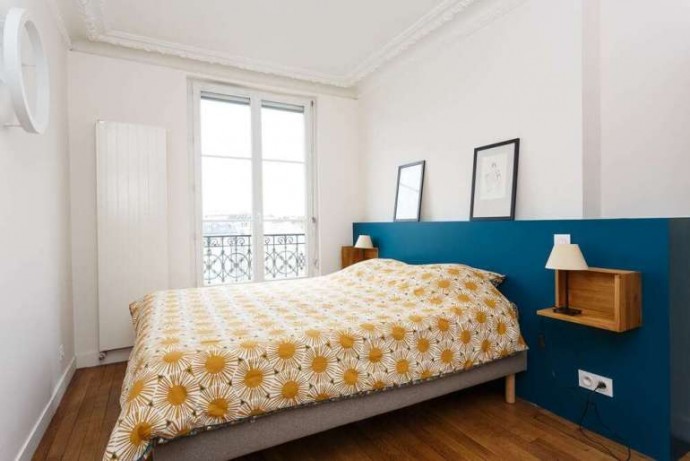Яркие цвета в интерьере парижской квартиры