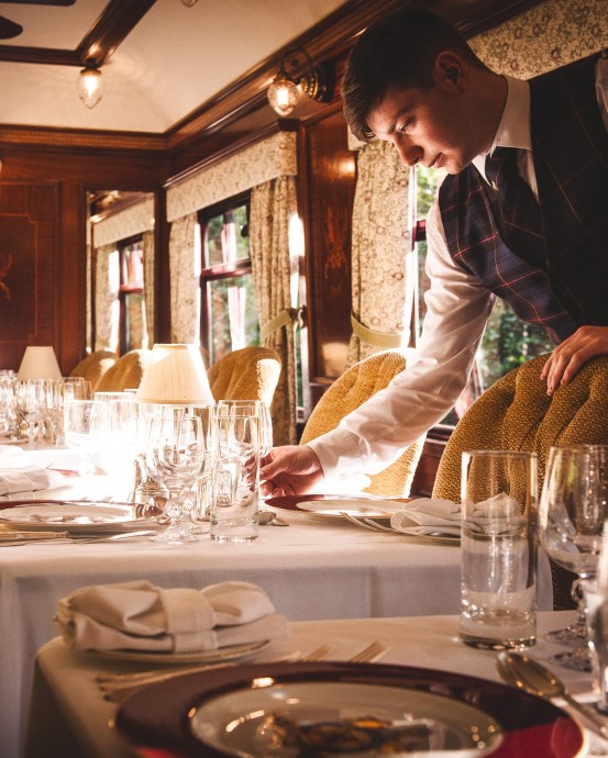 Поезд The Royal Scotsman, принадлежащий компании Orient-Express Hotels и курсирующий по Шотландии