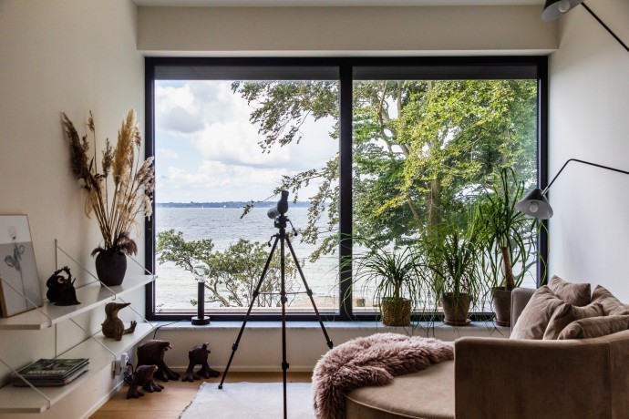 Современный деревянный дом с видом на море в Швеции