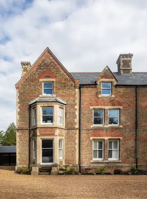 Бывшая 170-летняя школа, превращённая британским дизайнером Мейрид Холланд в дом для её семьи