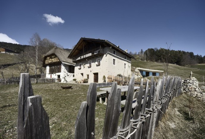 Реконструкция старой фермы у подножия Доломитовых гор в Вильяндерсе, Италия