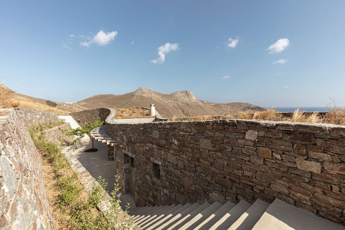 Дом, сливающийся с окружающим пейзажем, на греческом острове Серифос