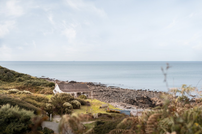 Пляжная хижина в Миллуке на северном побережье Корнуолла, Великобритания