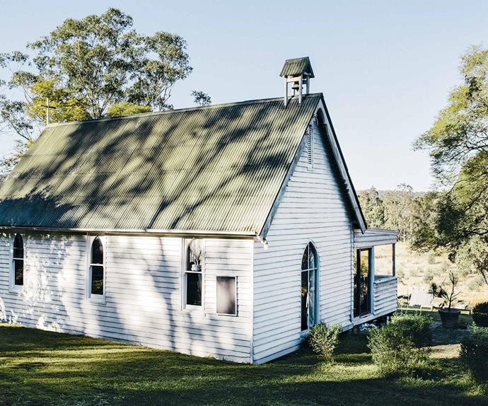 Старая заброшенная церковь у реки Хоуксбери в Новом Южном Уэльсе, превращенная в семейный дом