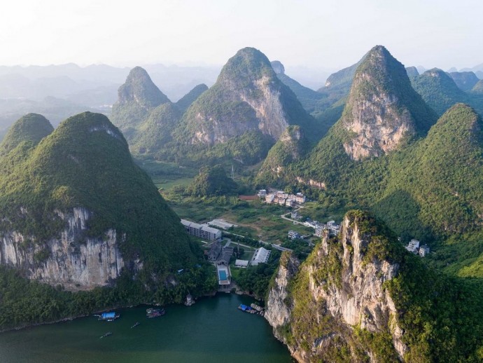 Уникальный курорт Alila Yangshuo на территории старого завода в Китае