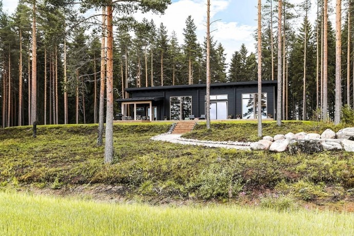Деревянный дом на опушке леса в Финляндии