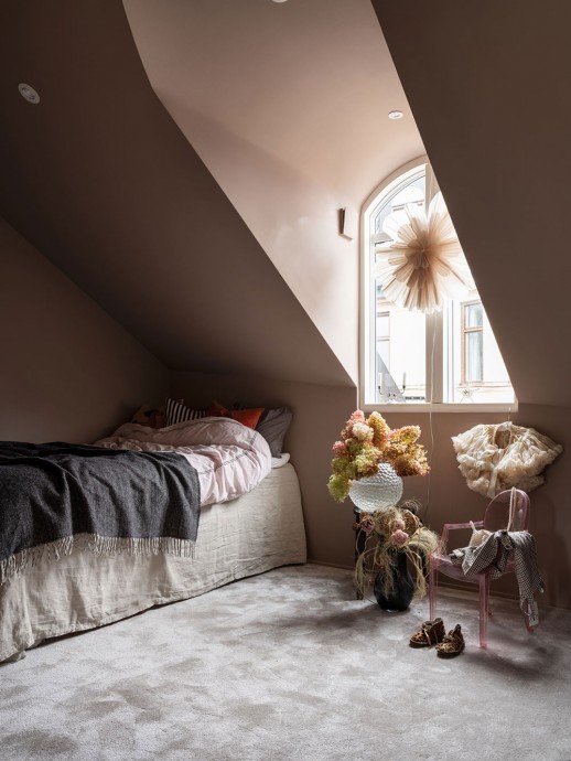 Стильная мансардная квартира под крышей старого дома в Стокгольме Стильная мансардная квартира под крышей старого дома в Стокгольме