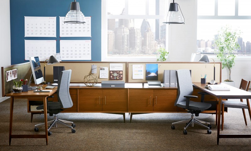 Инсталляции в магазине офисной мебели West Elm