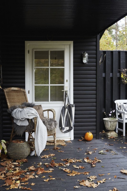 Небольшая уютная хижина в лесу