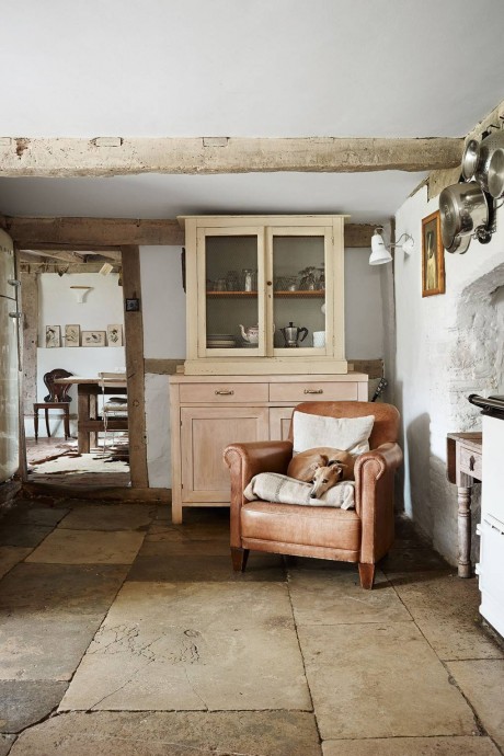 Старинный фермерский дом в Сассексе, наполненный унаследованной мебелью и вещами с блошиного рынка
