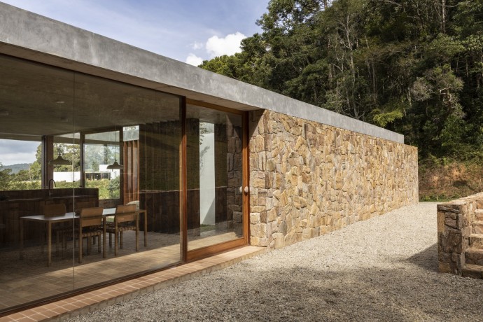 Современный дом в горах Мантикейра, Бразилия