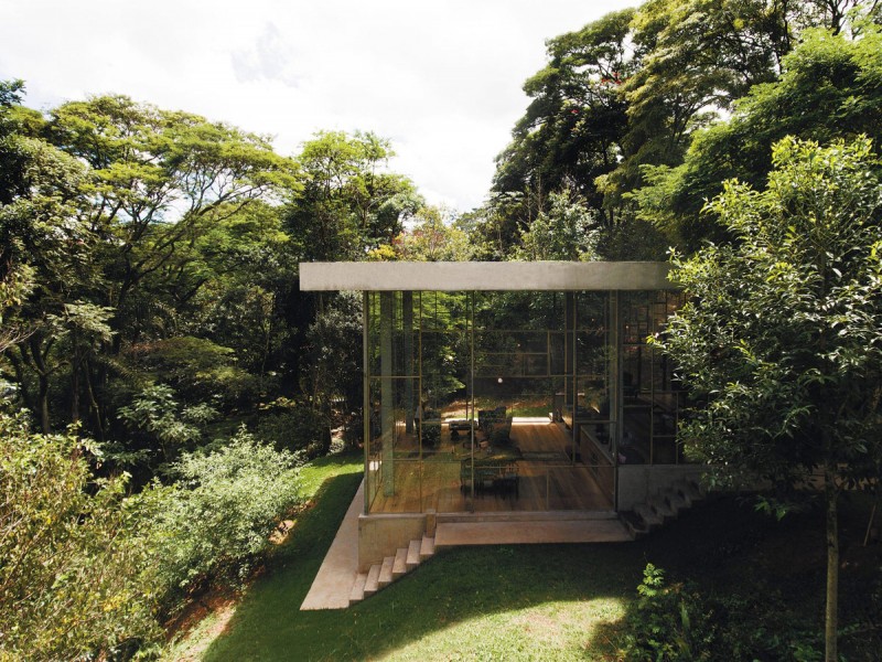 Дом со стеклянными стенами в Бразилии