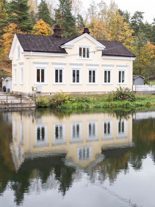 Загородный дом на берегу озера в Швеции