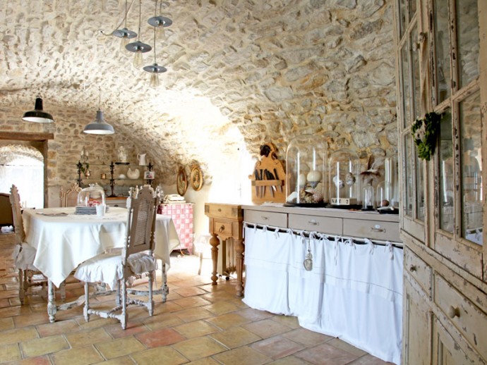Старый каменный дом дизайнера Джозиан Хатчинсон, расположенный на окраине города Юзес, Франция