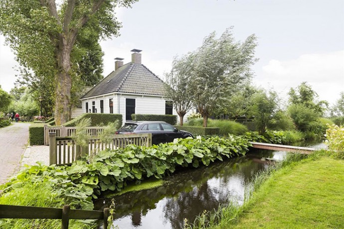 Дом у озера в пригороде Амстердама