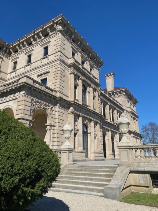 Дворец The Breakers 1895 года постройки, принадлежащий семье американских миллионеров Вандербильт