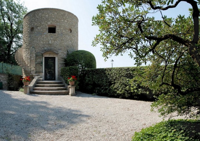 Реконструкция старинной круглой башни на берегу озера Гарда в Италии
