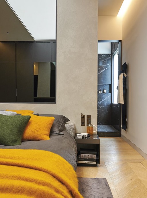 Теплые текстуры, насыщенные цвета и много света в интерьере квартиры в Барселоне