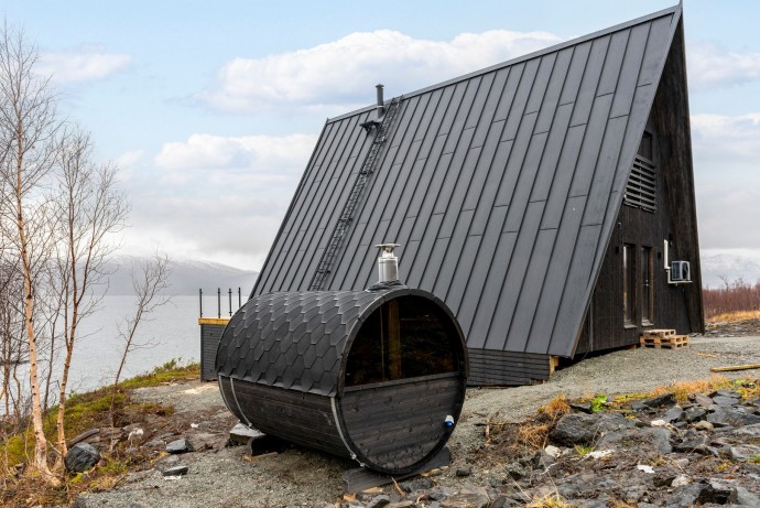 Дом A-образной формы на берегу озера в Швеции (90 м2)