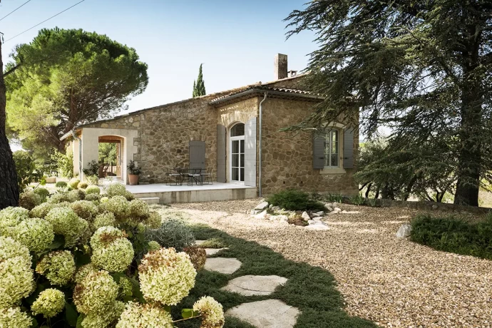 Каменный дом с видом на виноградники Люберона во Франции