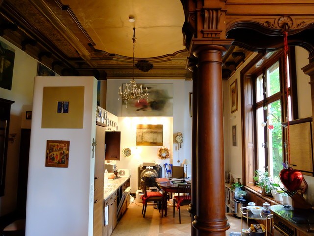 Обновленные кухня и гостиная на старинной городской вилле, Дюссельдорф, Германия