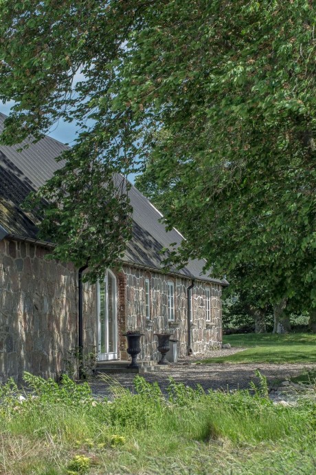 Старый каменный дом в сельской местности Швеции