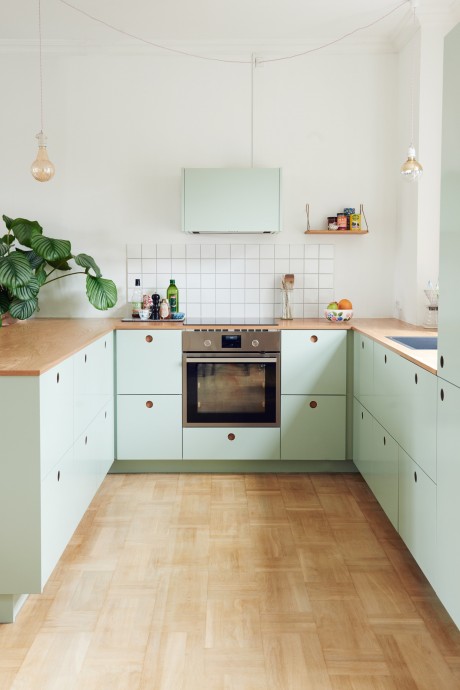 Кухня в мятно-зелёном цвете в датской квартире
