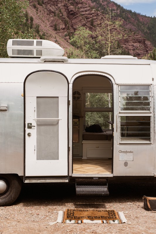 Обновленный трейлер Airstream, выпущенный в 1962 году
