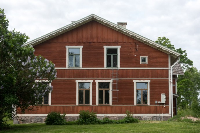 Превращённая в жилой дом школа 1894 года постройки в шведской сельской местности Превращённая в жилой дом школа 1894 года постройки в шведской сельской местности