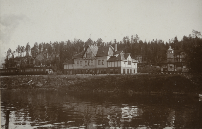 Вилла 1907 года постройки на берегу озера Оманнинген в деревне Энгельсберг, Швеция Вилла 1907 года постройки на берегу озера Оманнинген в деревне Энгельсберг, Швеция