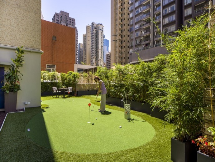 Гонконгская квартира с полем для мини-гольфа на просторной террасе