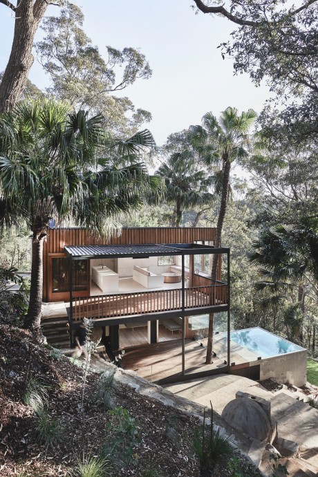 Контейнерный дом с бассейном на крутом склоне недалеко от Сиднея