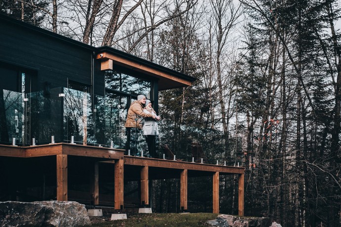 Современный дом в канадском лесу