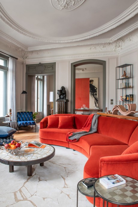 Старинные архитектурные элементы и современные произведения искусства в интерьере парижской квартиры