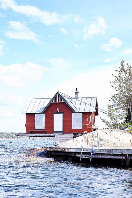 Бревенчатый дом на острове в шведской провинции Бохуслен