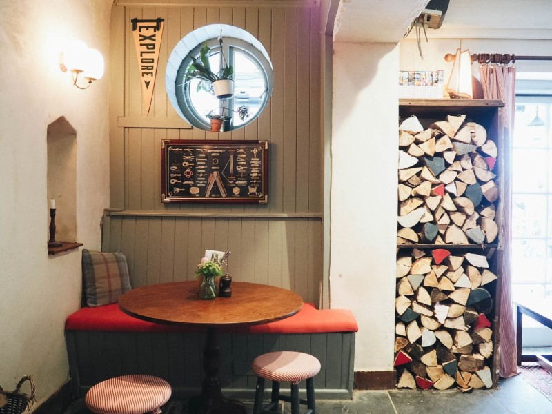 Приморский паб The Ferry Boat Inn в Корнуолле, Англия