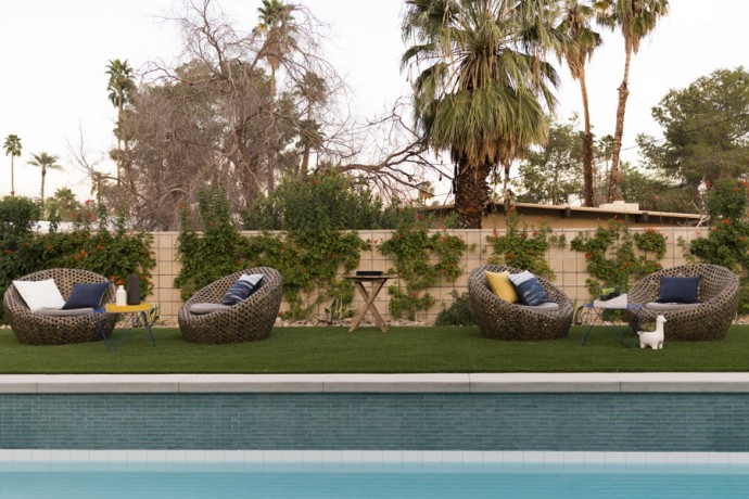 Просторная открытая планировка дома и роскошный бассейн в Палм-Спрингс, Калифорния
