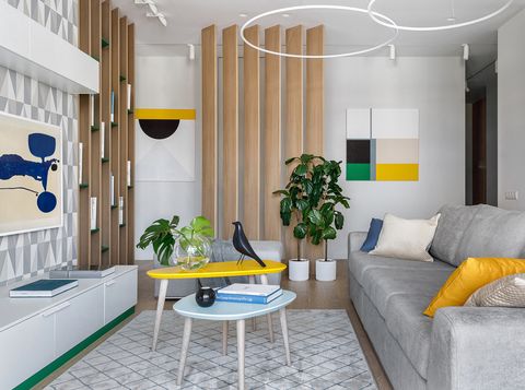 Сочетание ярких тонов и геометрических узоров в интерьере просторной квартиры для молодой семьи
