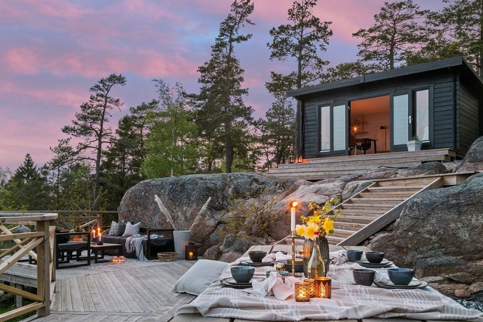Дом на скалистом склоне у озера в Швеции