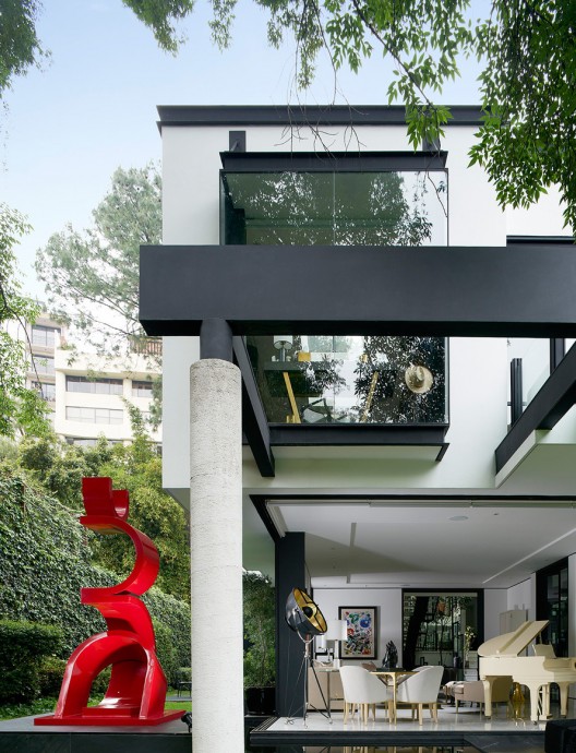 Дом в Мехико с впечатляющей коллекцией современных произведений искусства